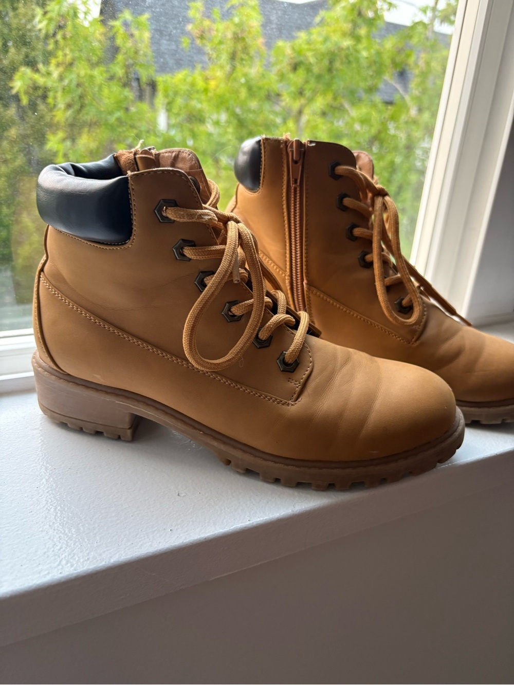 Free with Bundle Tan Boots (1 available, first come first serve) - Picture 2 of 6